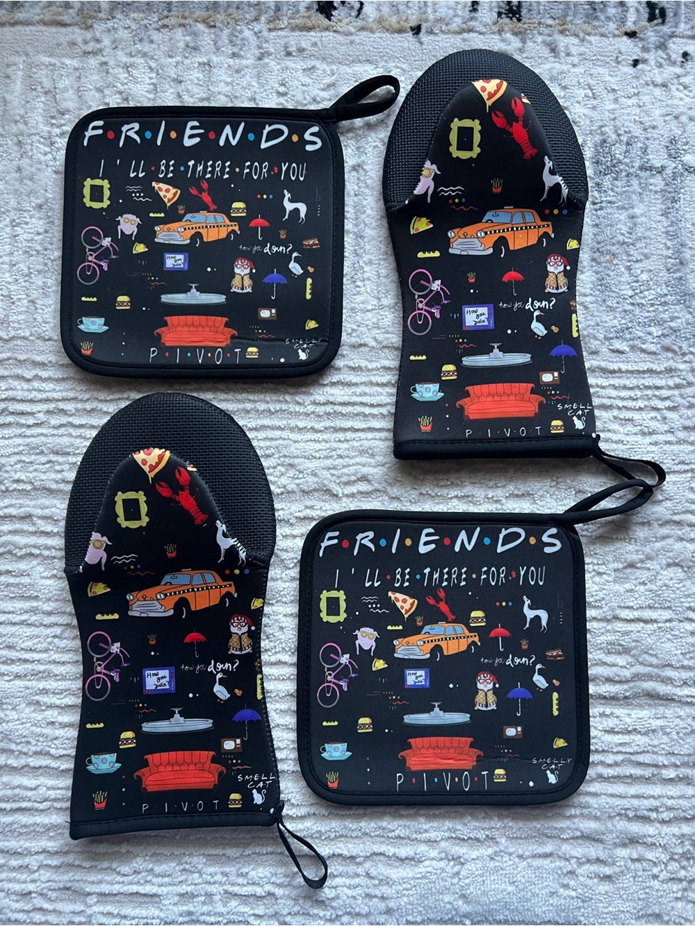 FRIENDS TV Show Oven Mitt and Pot Holder Set in Black
